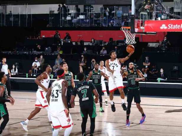 Boston Celtics eliminan de los playoffs a los campeones Toronto Raptors